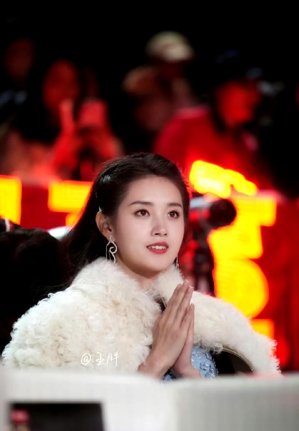 虽然不怎么看这么细腻的爱情剧，也不怎么看郭宇欣演的剧。但我很喜欢她的长相，很美丽