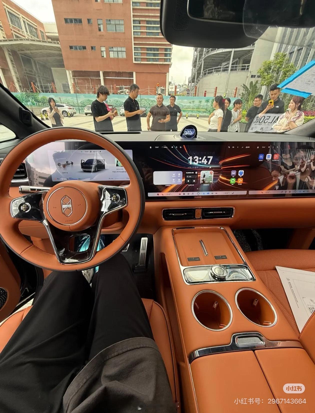 智界V9内饰实拍图，三联屏，第二排座椅能够180度旋转，可以和第三排面对对面坐，