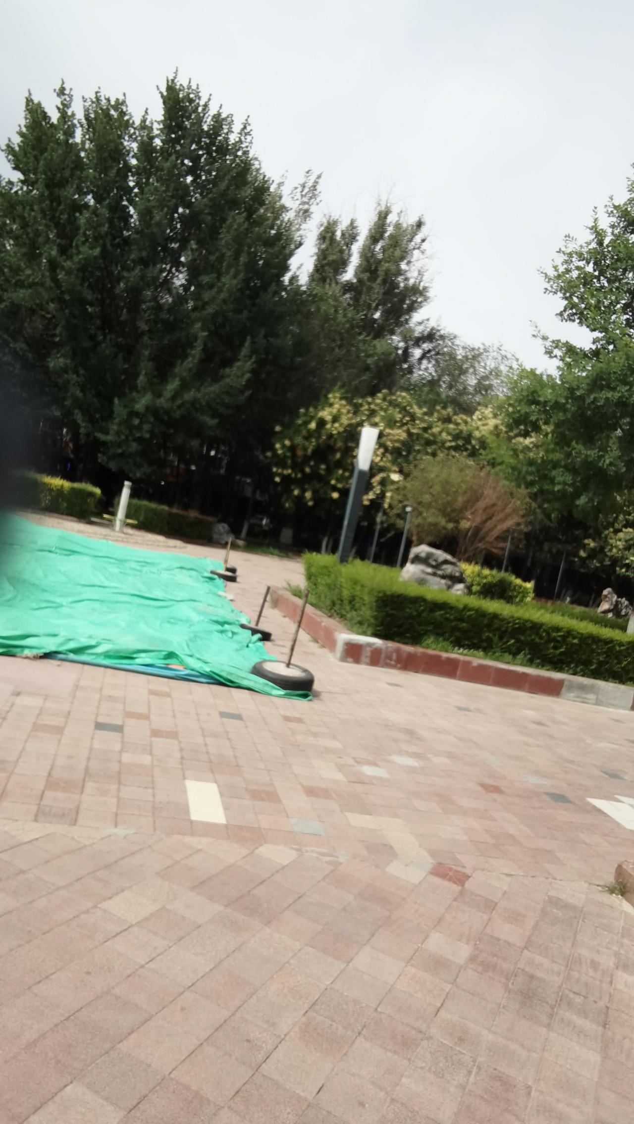 上联：浅浅深深河中水，有请下联高高低低路边树。