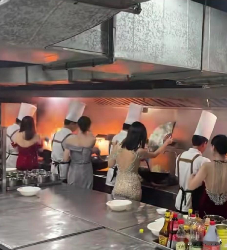 如今饭店厨师待遇都这么高了吗？后厨炒菜居然还配美女帮忙擦汗扇扇子。
刚才刷视频时
