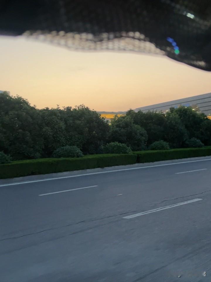 上联：画龙画虎难画骨；诚邀下联学文学武难学精。