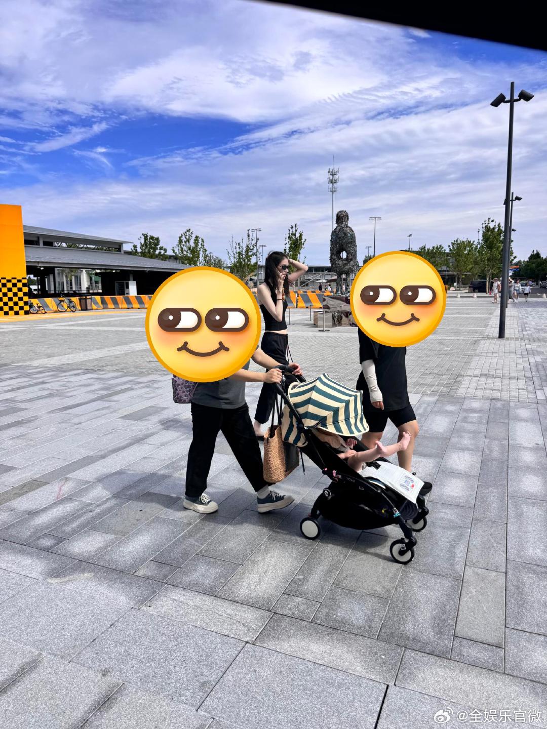 阿那亚偶遇何穗带两保姆遛娃阿那亚偶遇何穗 网友阿那亚偶遇何穗啦，和两个保姆阿姨待
