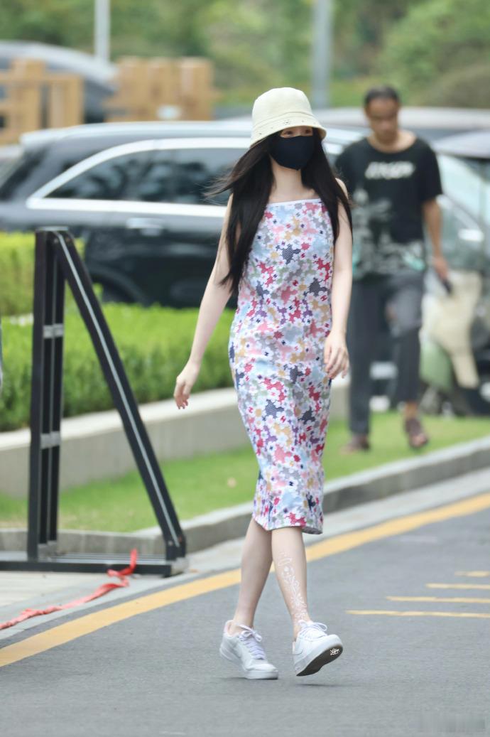 虞书欣小碎花田园少女虞书欣今天梦回虞美人 ​看路透里她挥手打招呼的样子，小碎花衬