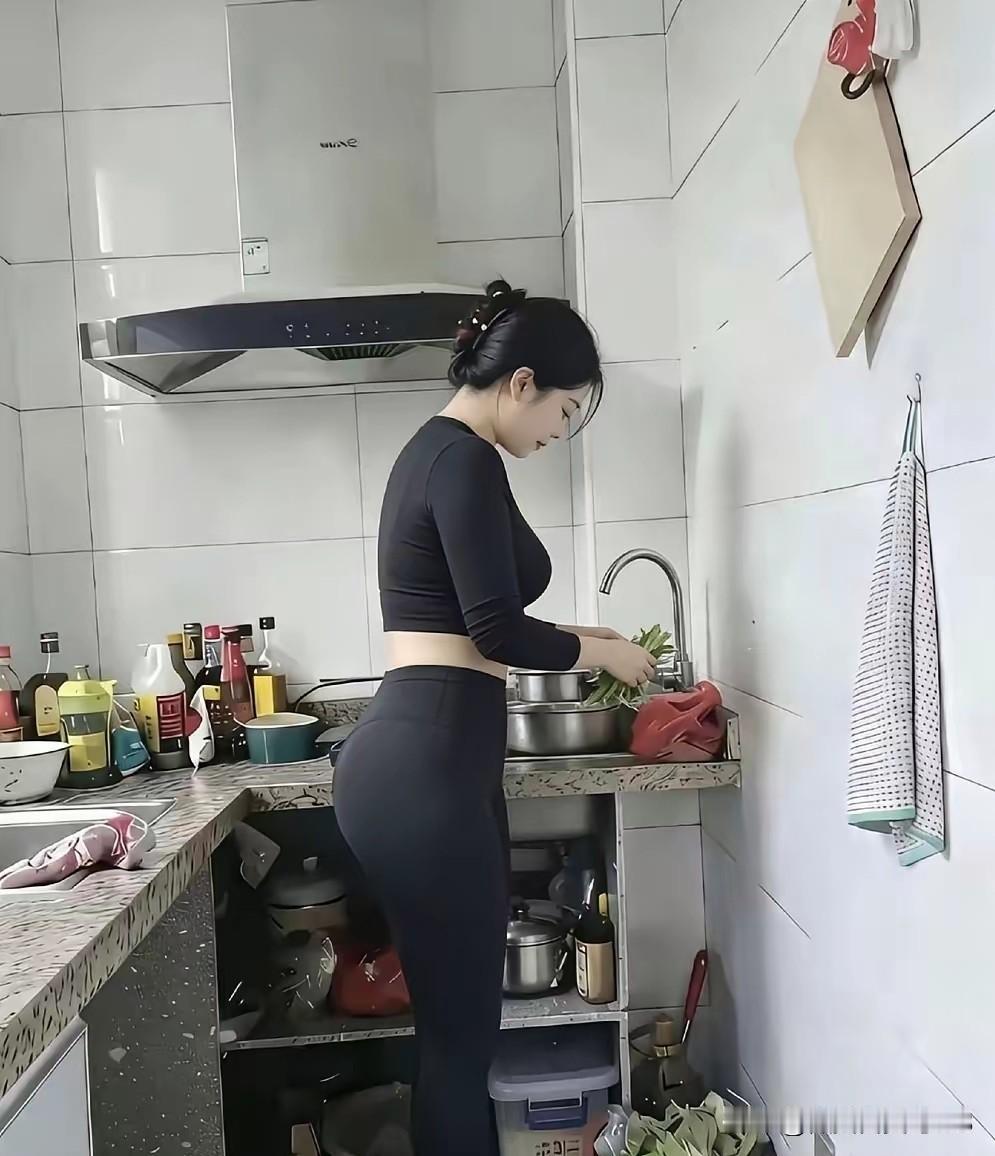 人间烟火，最抚凡人心
 
厨房不大，却藏着生活最真实的温柔。
 
认真洗菜备菜的