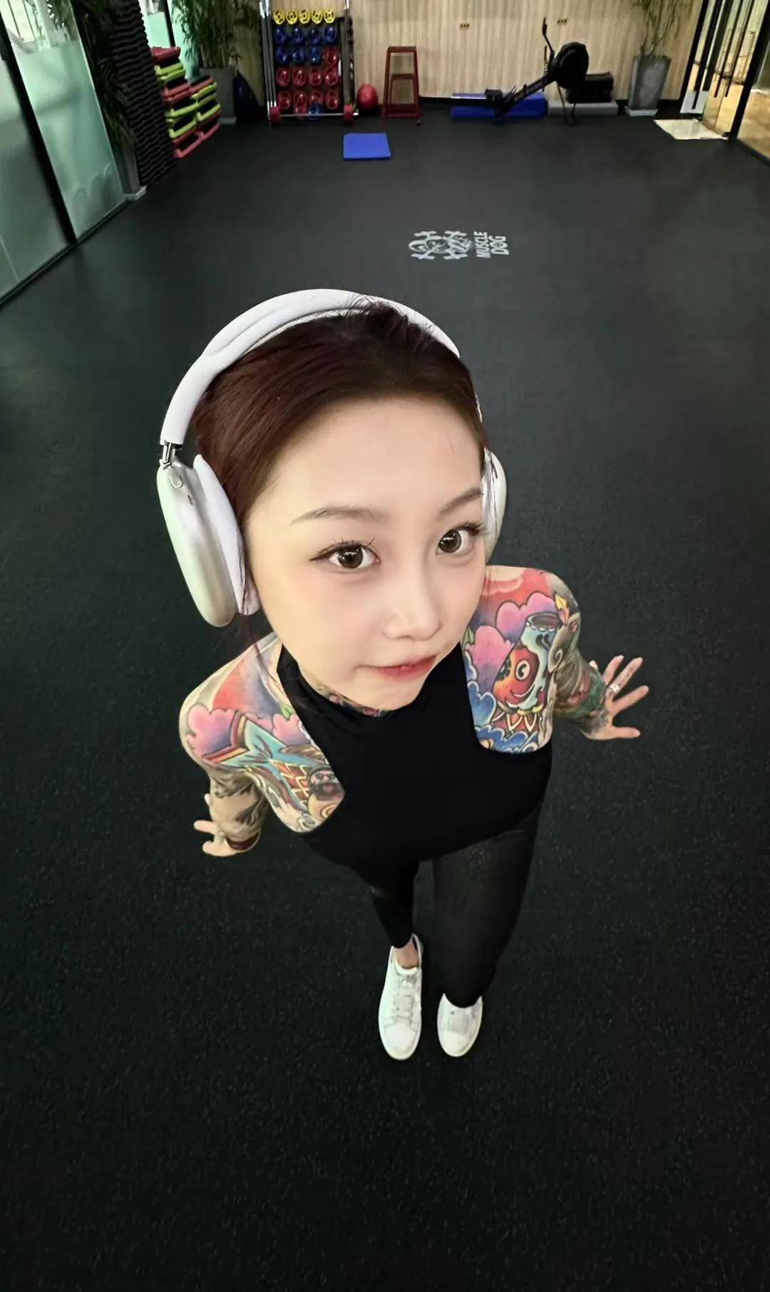 美女的纹身太有个性了
