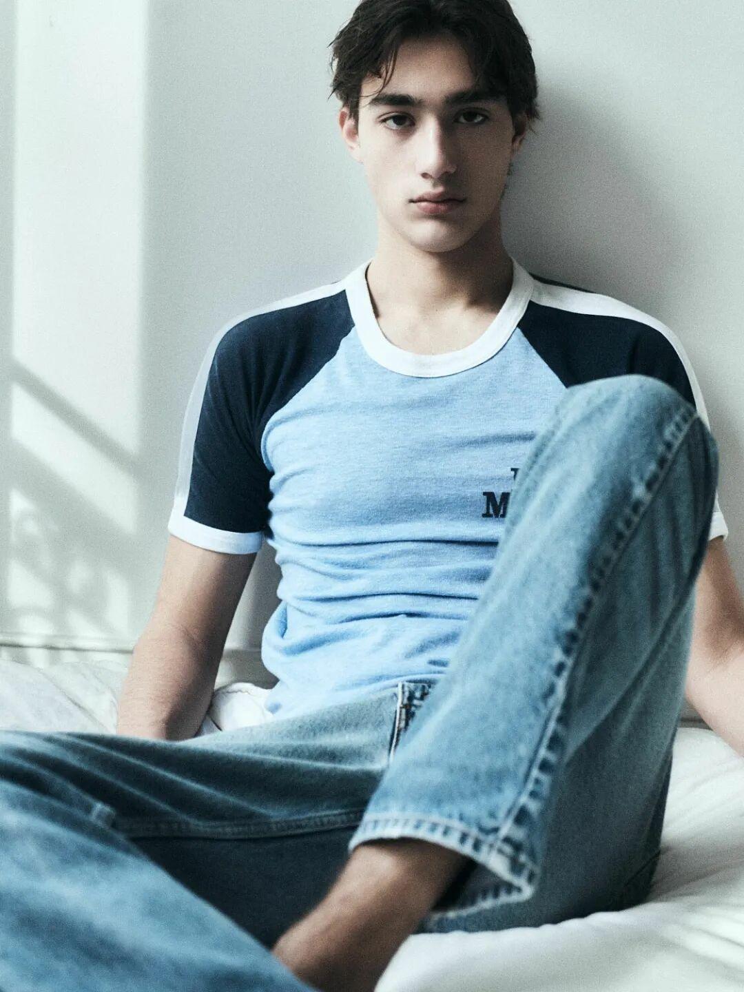 Raphaël Chatelain 目前仍处于发展阶段，主要活跃在巴黎时装圈，参