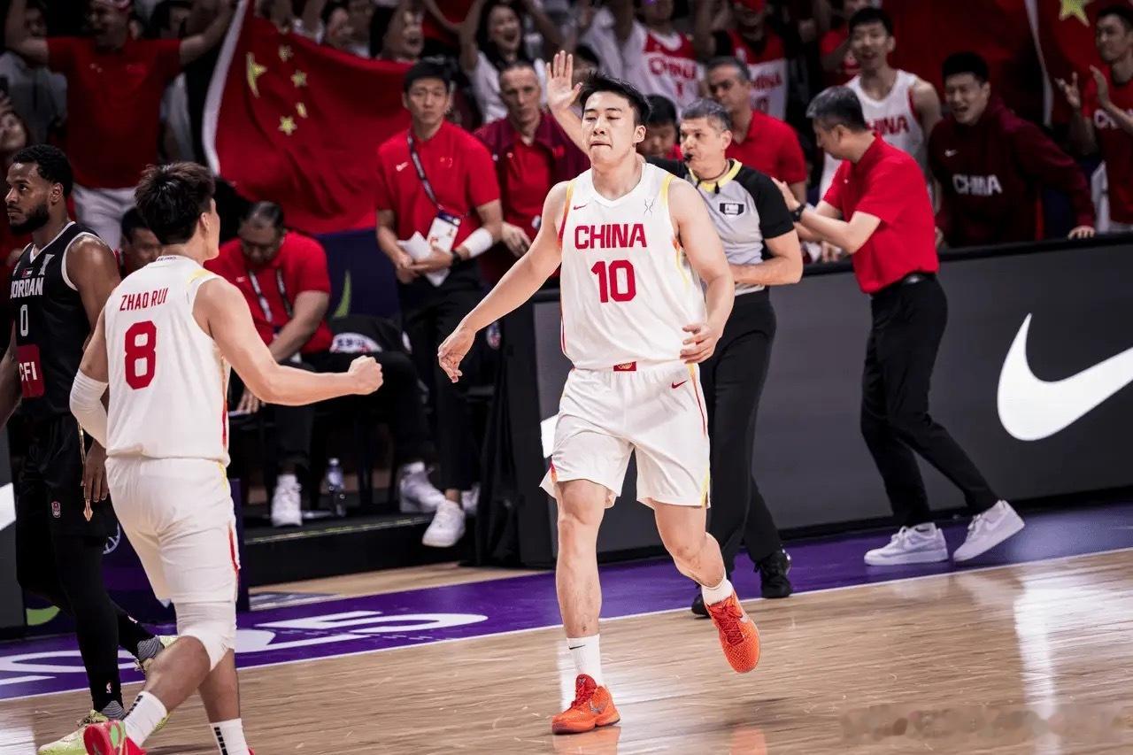 中国男篮战胜约旦男篮，锁定C组小组第一。晋级八强后，中国男篮将面对A组第二和B组