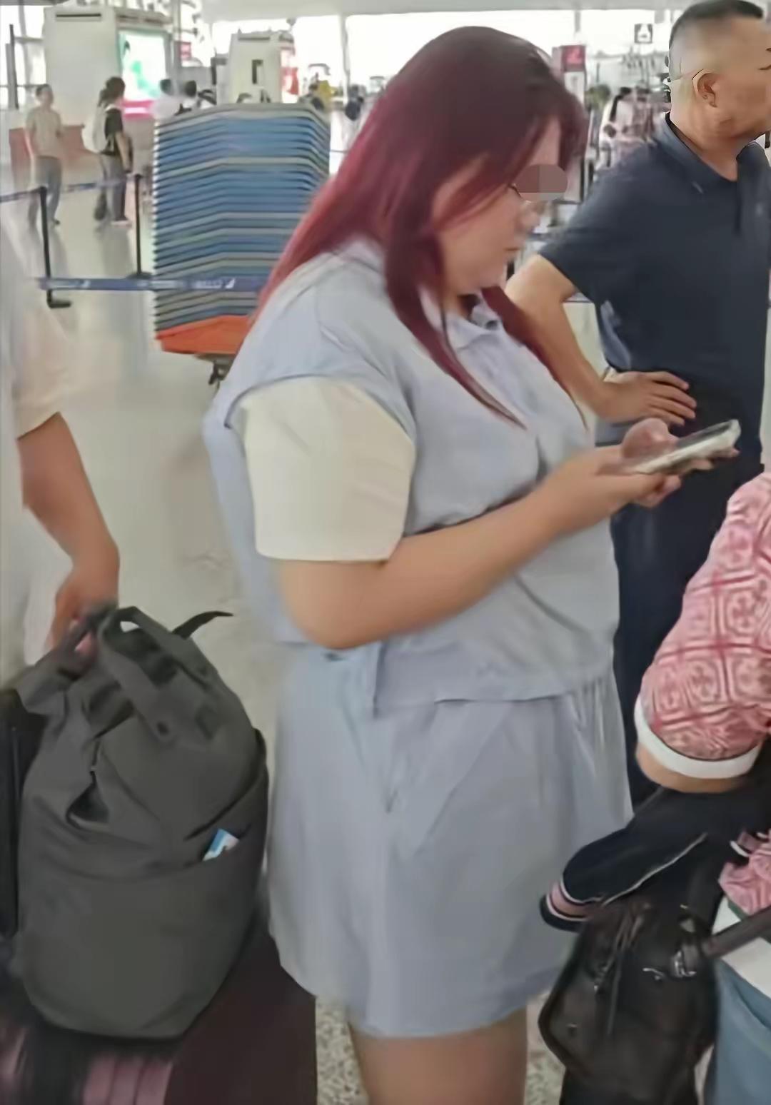 南京机场这事儿太气人了！就因为阻止一家四口插队，博主戴先生直接挨了两耳光，被扇得