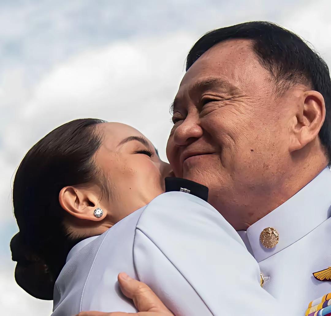 看看他信这张相片跟女儿也太亲密了，让人想起特朗普跟他的大女儿伊贝卡。
媒体说，他