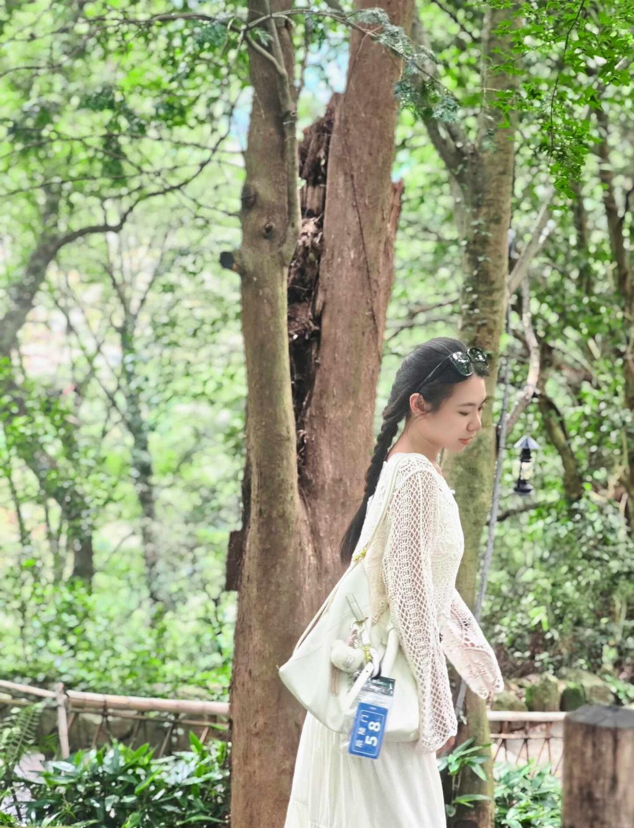 来山里了，空气是甜甜的～
📍𝑾𝒖 𝒀𝒖𝒂𝒏·篁岭
青山 白墙 黛瓦