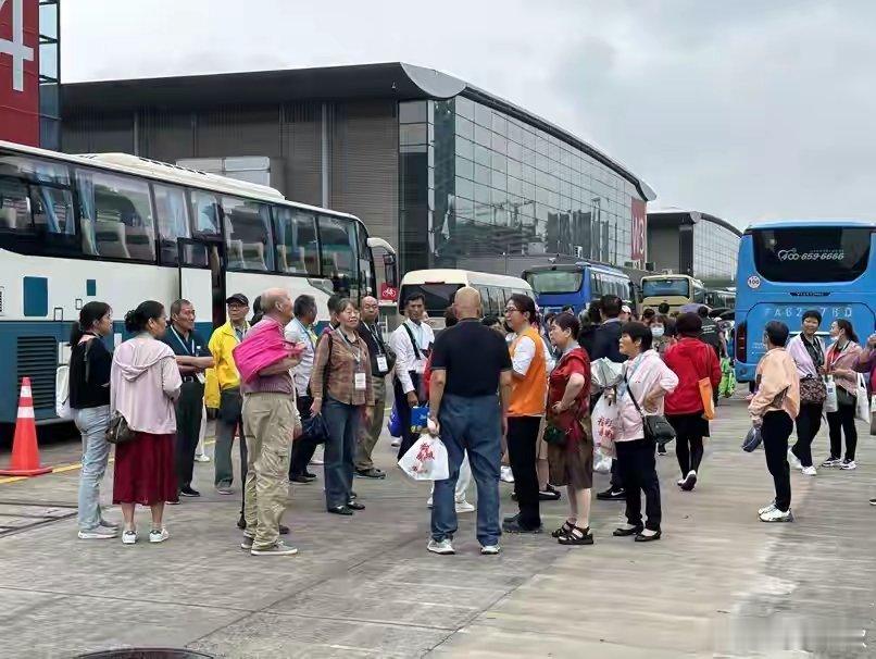 科技产品银发群体双向奔赴，上海老博会迸发新活力“我们的产品大家都能用，老年人用起