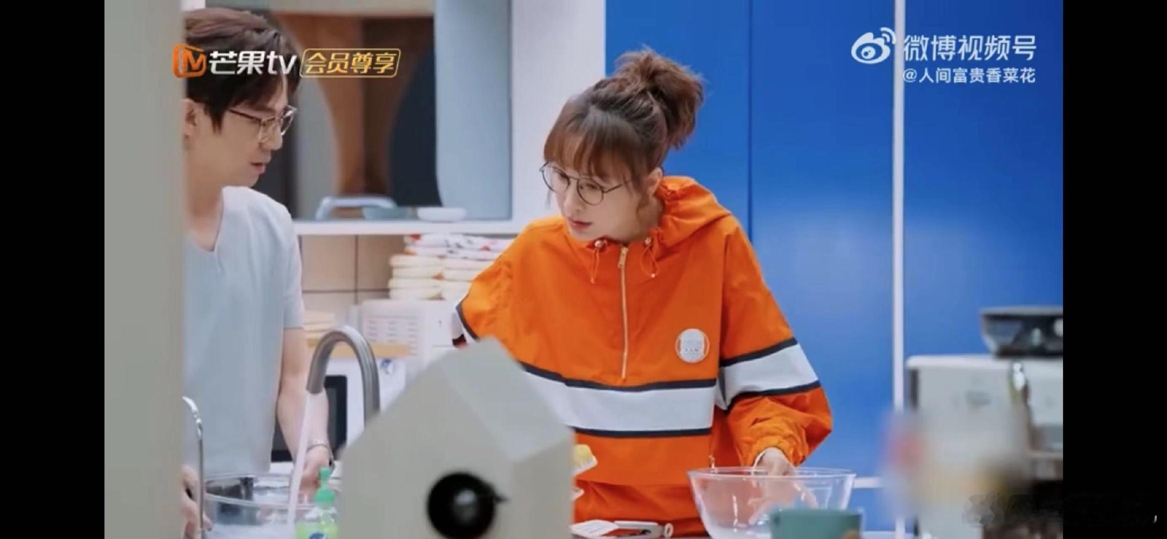 吴昕来到最适合她的综艺我们的宿舍吴昕来《我们的宿舍》算是找对组织了！看到泡脚桶眼