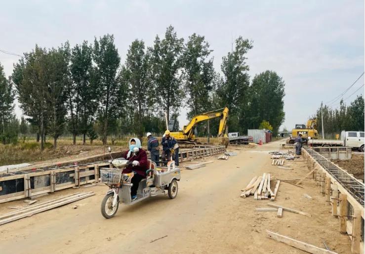 【修桥铺路暖民心 出行通畅又便捷】
“以前走这座桥总有些担心，现在看着工人们认真