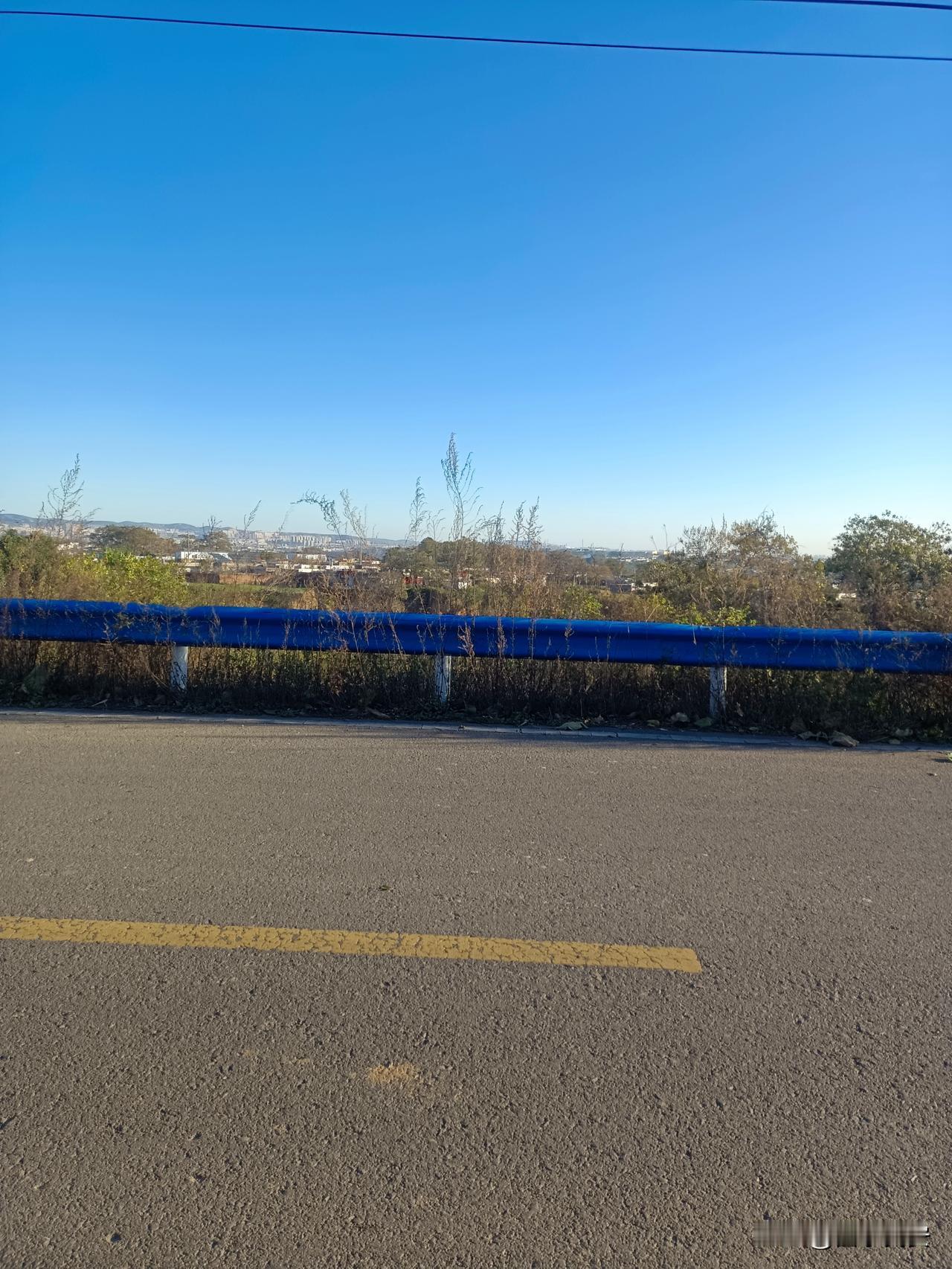 今天的天，蓝得能蘸糖吃
出门撞见这蓝天跟被洗过似的透亮路边护栏裹着亮蓝色，风裹着