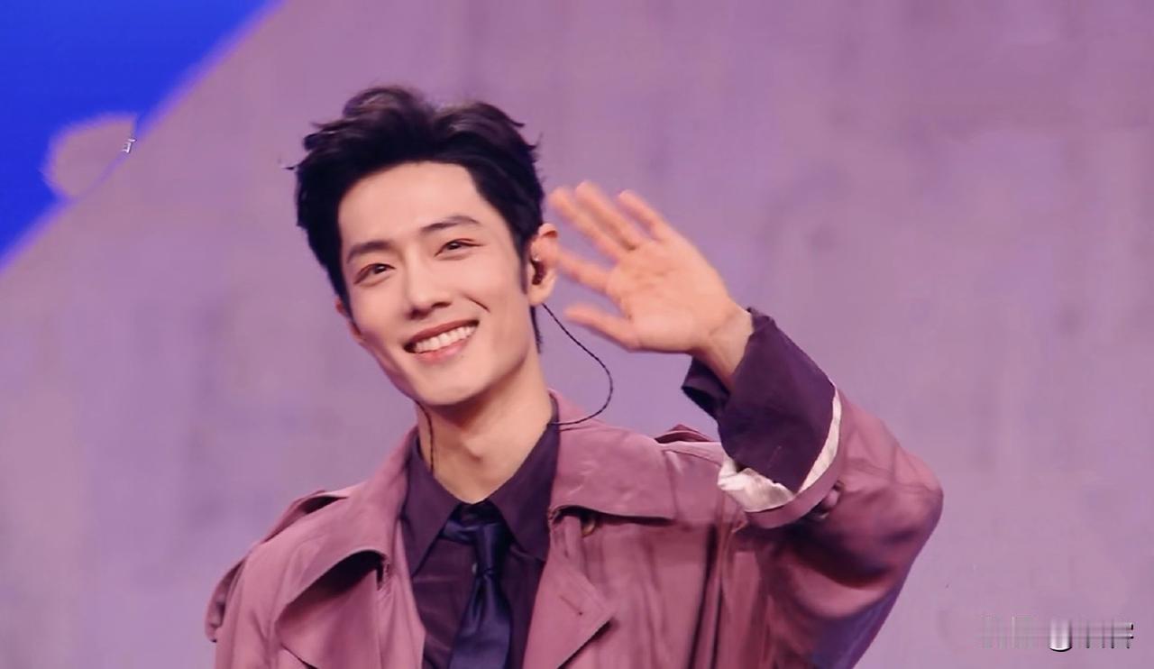 跨年夜，肖战再现经典笑容！
肖战第一首歌唱《得闲谨制》片尾曲，他一袭粉红色质感风