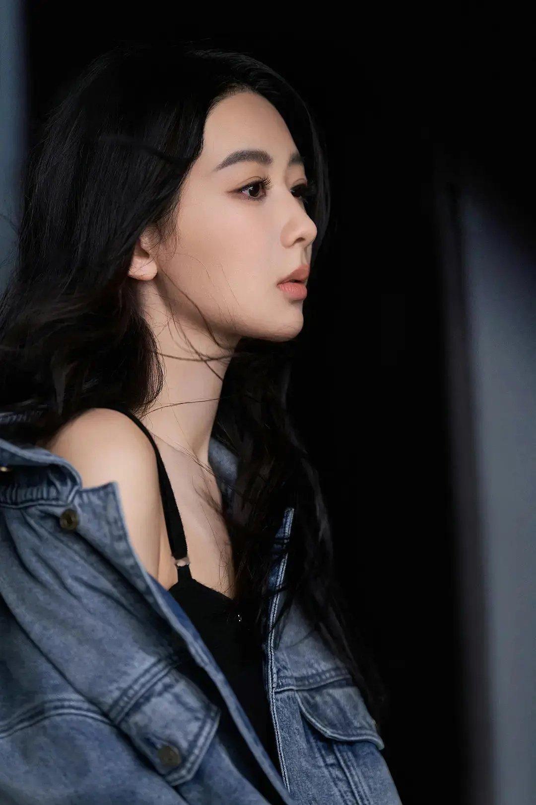 杨紫侧脸完全变了一个人一样 ​​​