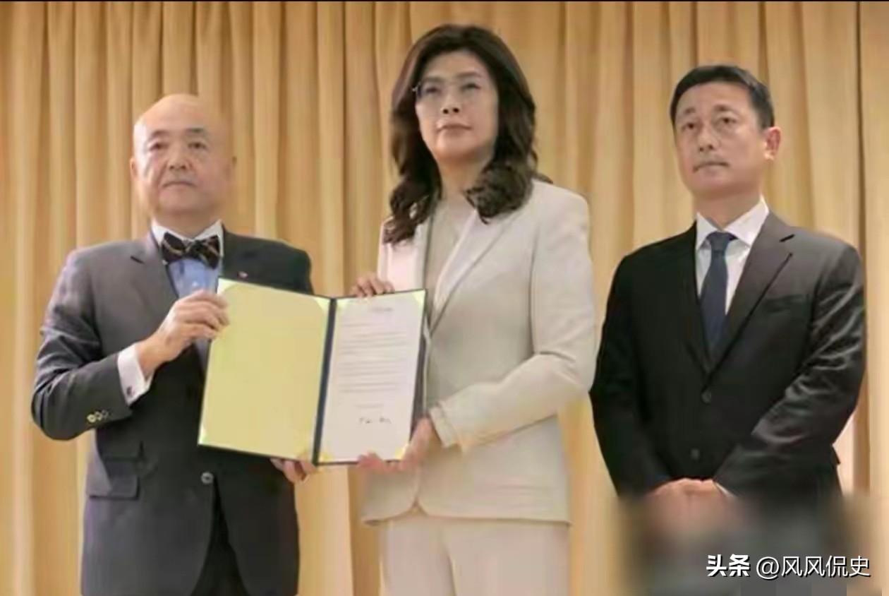 很多人看到岛内蓝营政客争相向日本示好捐款的模样，心里都憋着一股火。其实大可不必为
