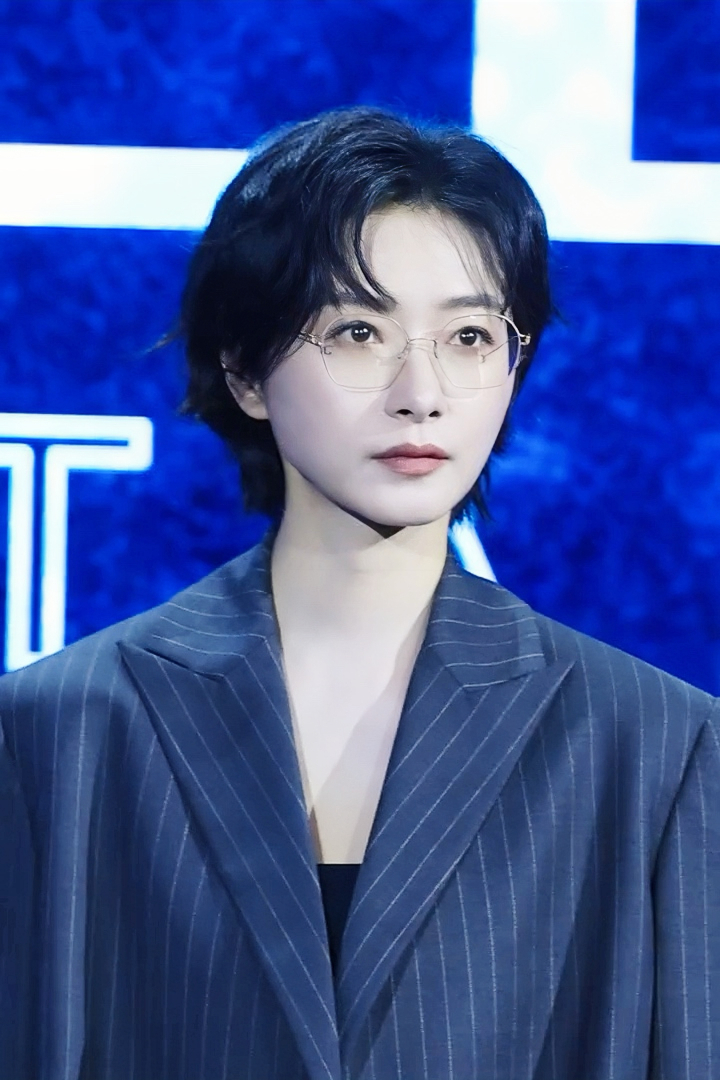 万茜[超话] wq万茜群星 wq万茜白泓羽 你挥洒星光点亮夜空，我收集碎片，拼凑