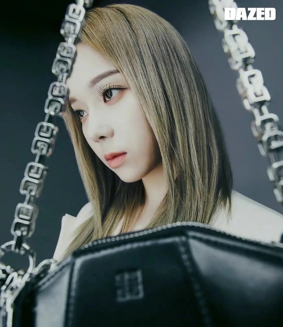 金冬天拍杂志，真是毫无时尚感，这角度找的也是很清奇 ​​​