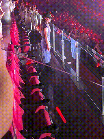 陈小春的彩蛋果然有应采儿 反复循环了好几遍这个现场片段，本来安安静静听歌，镜头一