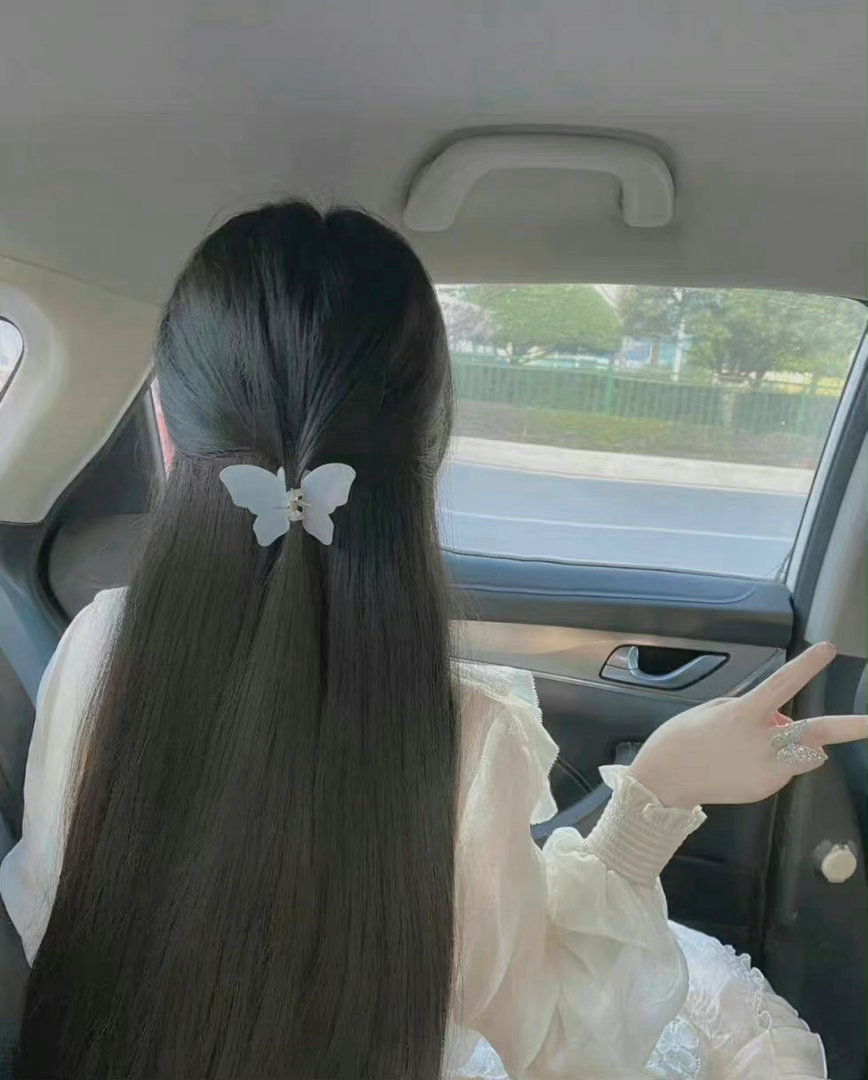 “   与其拼了命也要鹤立鸡群，不如努把力让自己离开那群鸡。 ​​​      