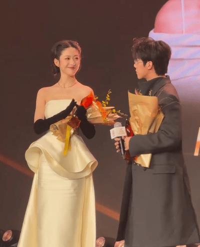 17号深夜。
北京某小区地库。
周奇搂着向涵之的腰走进单元门。
羽绒服裹得很厚，