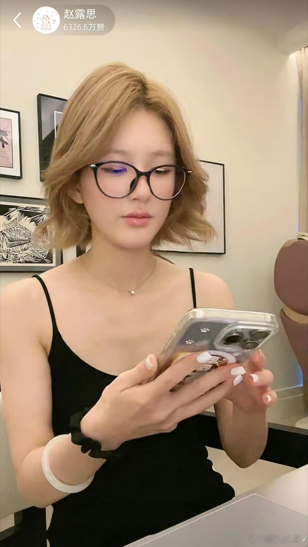 赵露思被甜品店合伙人背刺起诉 唉，我不心疼赵露思了，我现在有点被她气到了，怒其不
