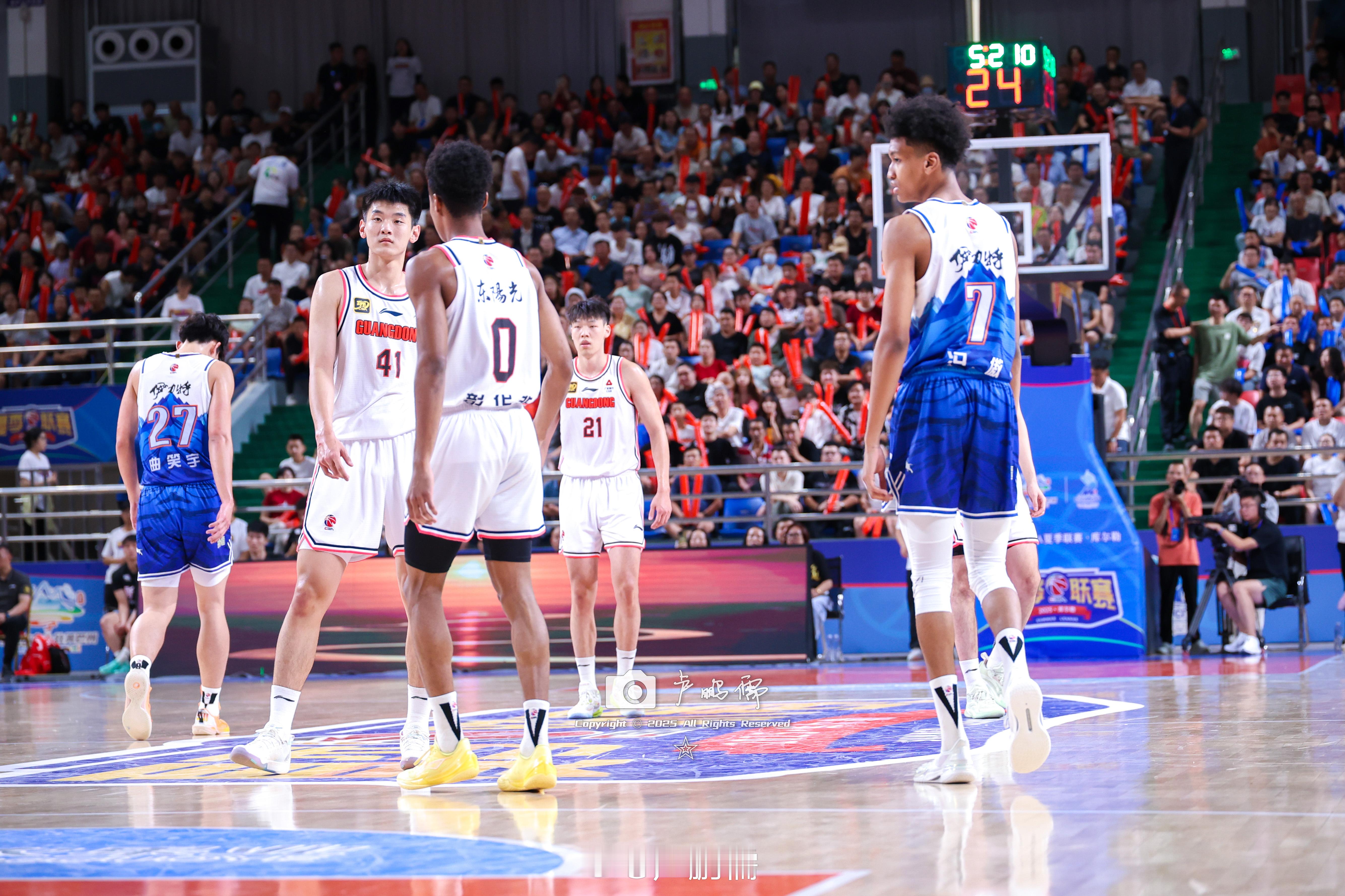 冯傲&彰华非 国青伙伴对位瞬间新疆男篮我的观赛搭子小卢篮球世界 ​​​