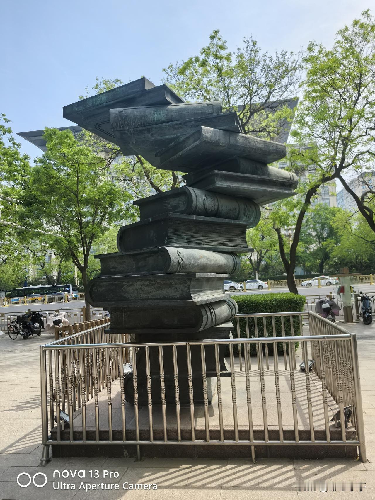满江红·持辩证唯物破妄
 
杂音如絮，屏影里、浮言乱逐。
观世路、云烟纷扰，群谣
