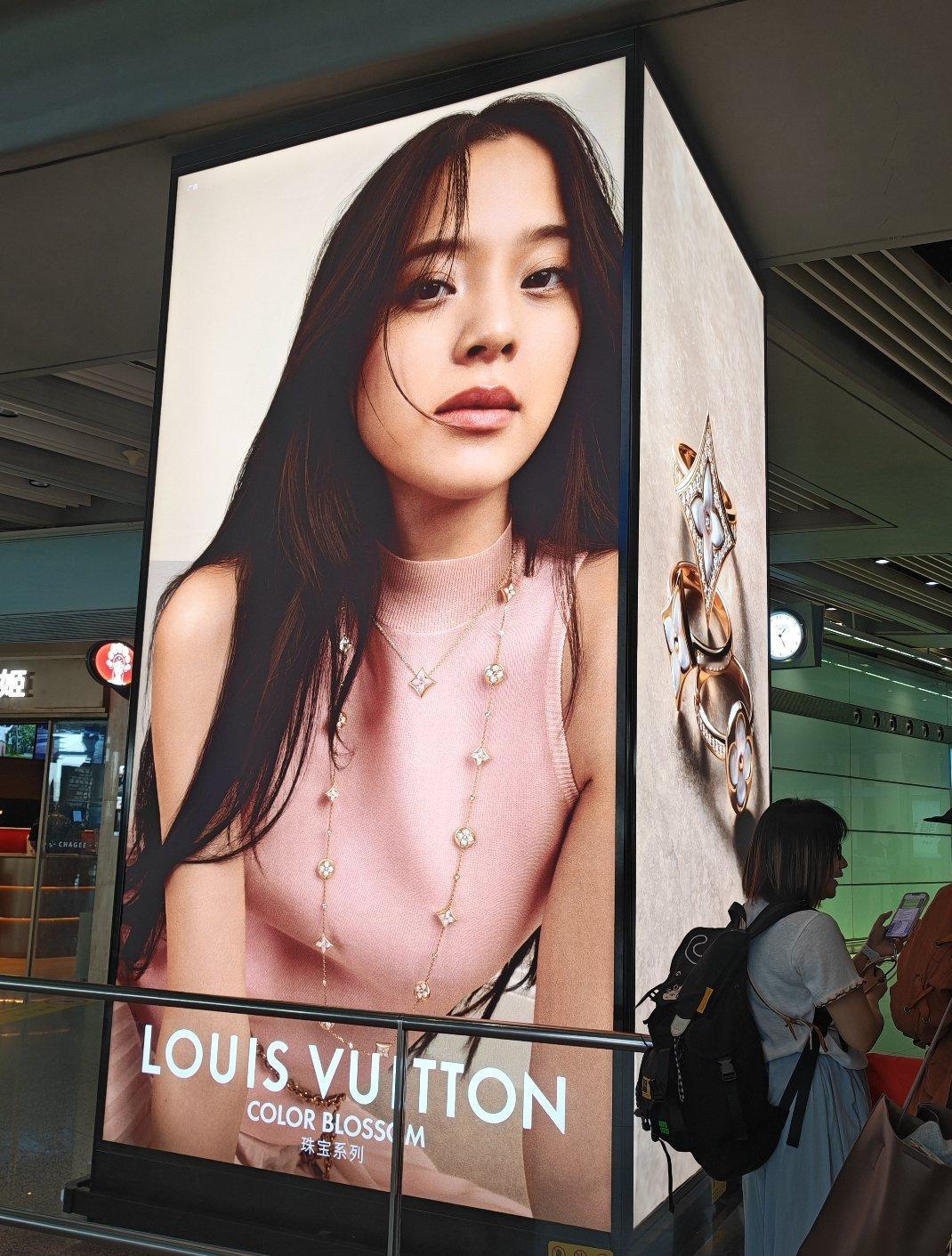 LV这个妆面给我一种我也能画出来的“错觉”