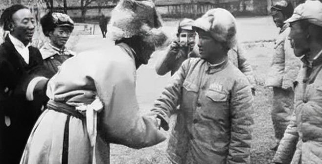 1951年，阿里驻军断粮，连马都杀了吃。眼看全军都要饿死，一个小战士干了一件事，