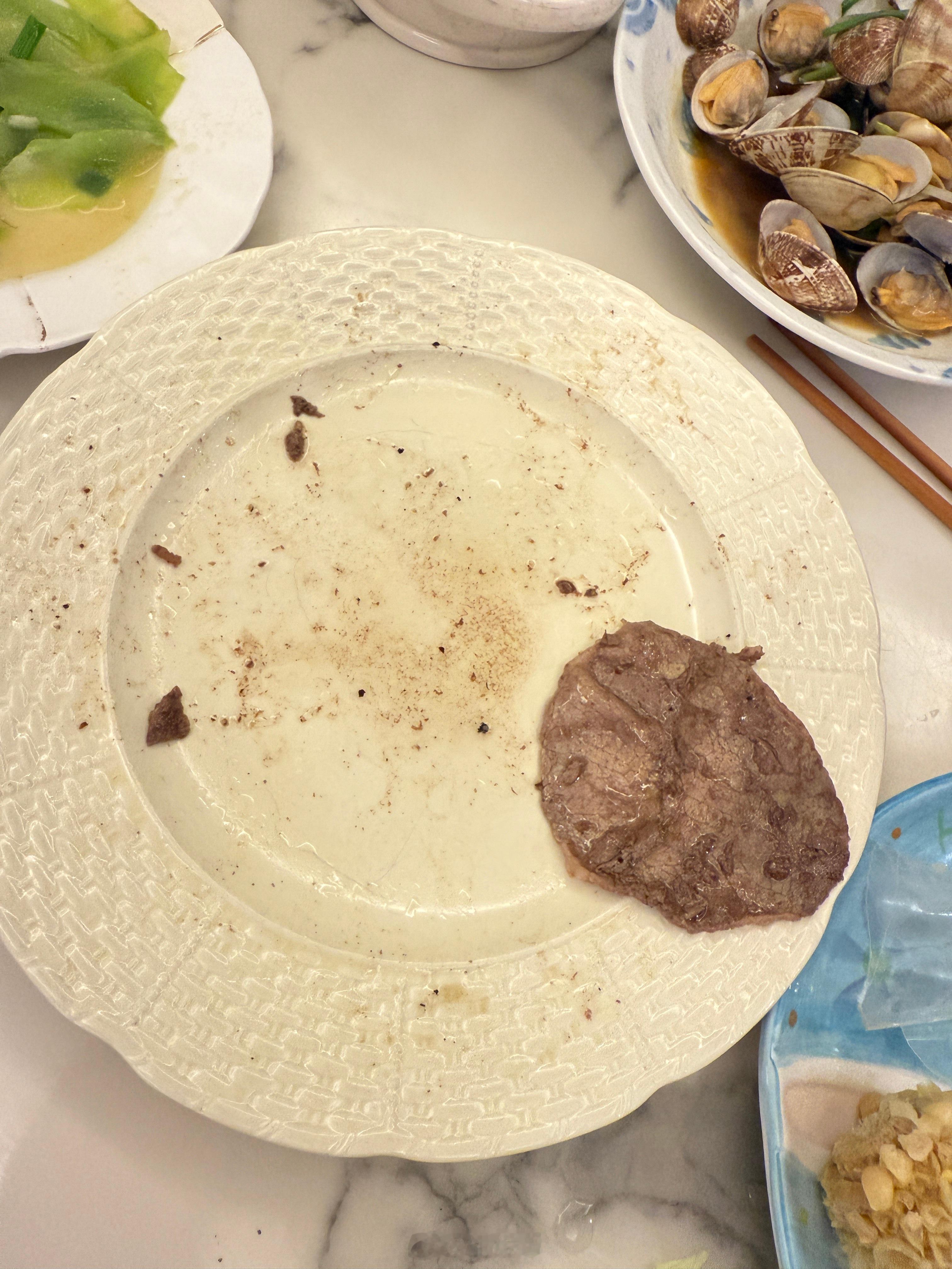 到家了，看到这盘牛肉怒从心起瞪着旅蛙说520你完全没表示就算了，一盘牛肉你就给我