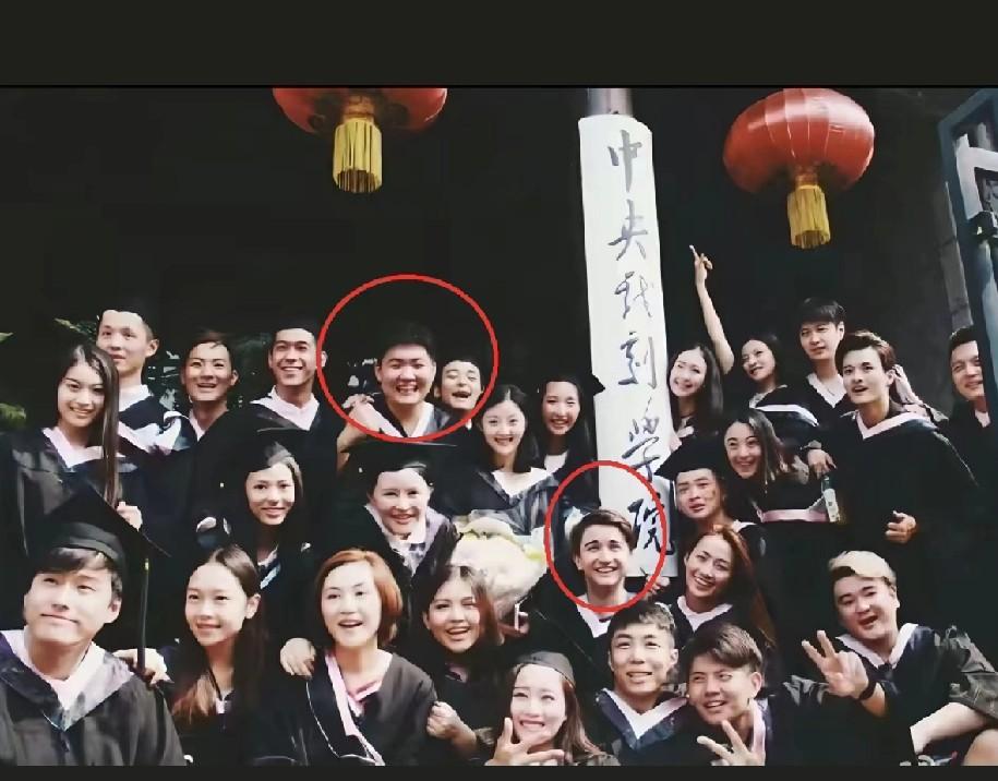 林傲霏那张中戏毕业照，像极了班级合影里的“找不同”游戏——你得在一堆盘靓条顺的未