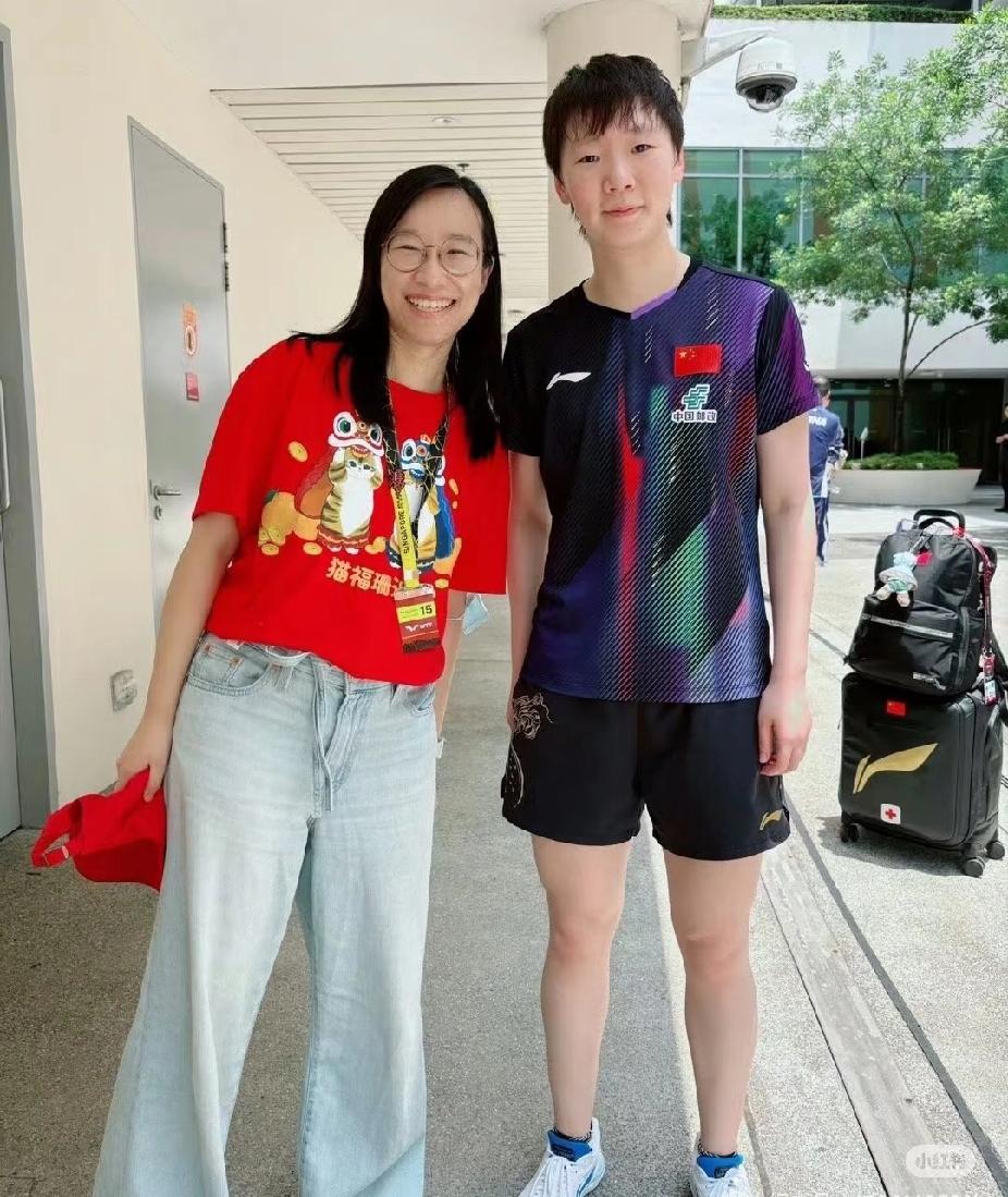 曼昱这亲和力直接拉满！🤝
 
随手刷到一张曼昱的合照，一下子就被她的状态吸引住