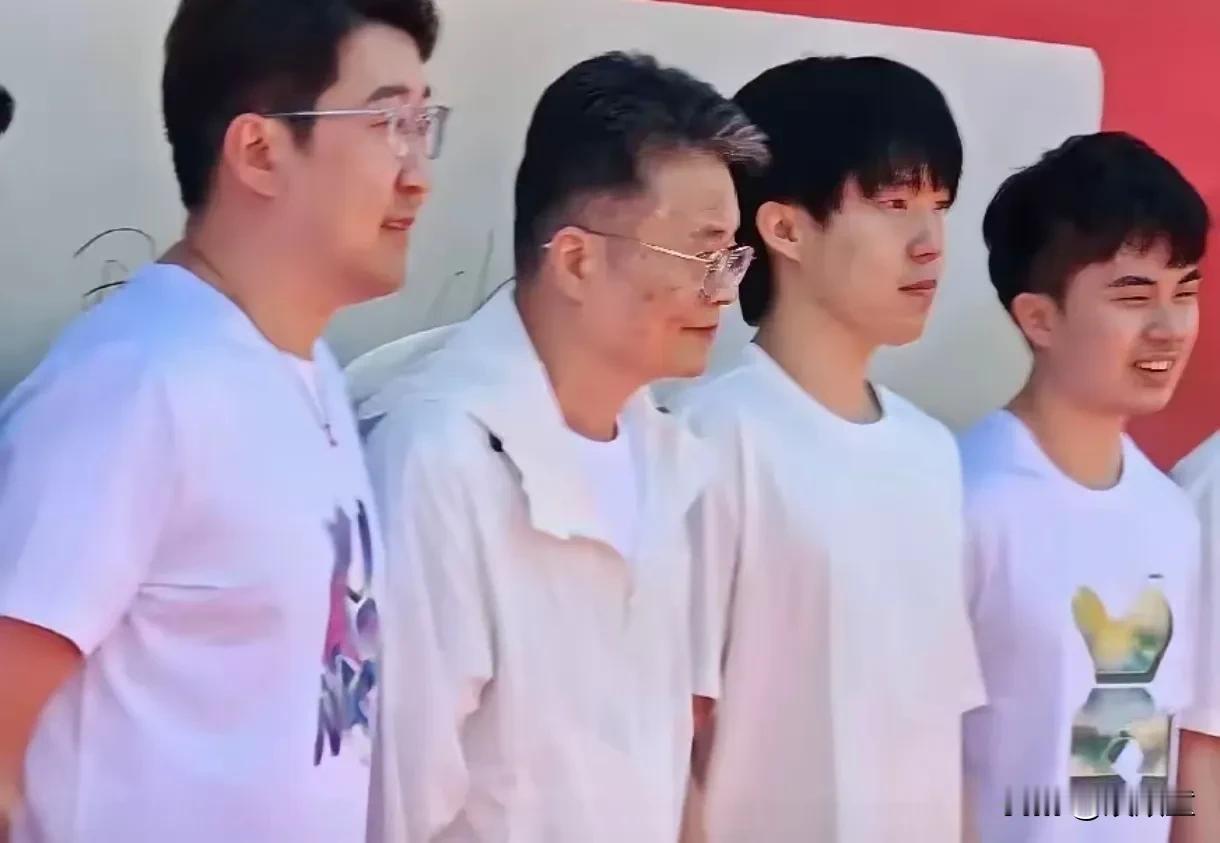 不怪魏桥高调。
从这次乒超各个俱乐部阵容来看，魏桥这次十有八九是冠军。
王楚钦、