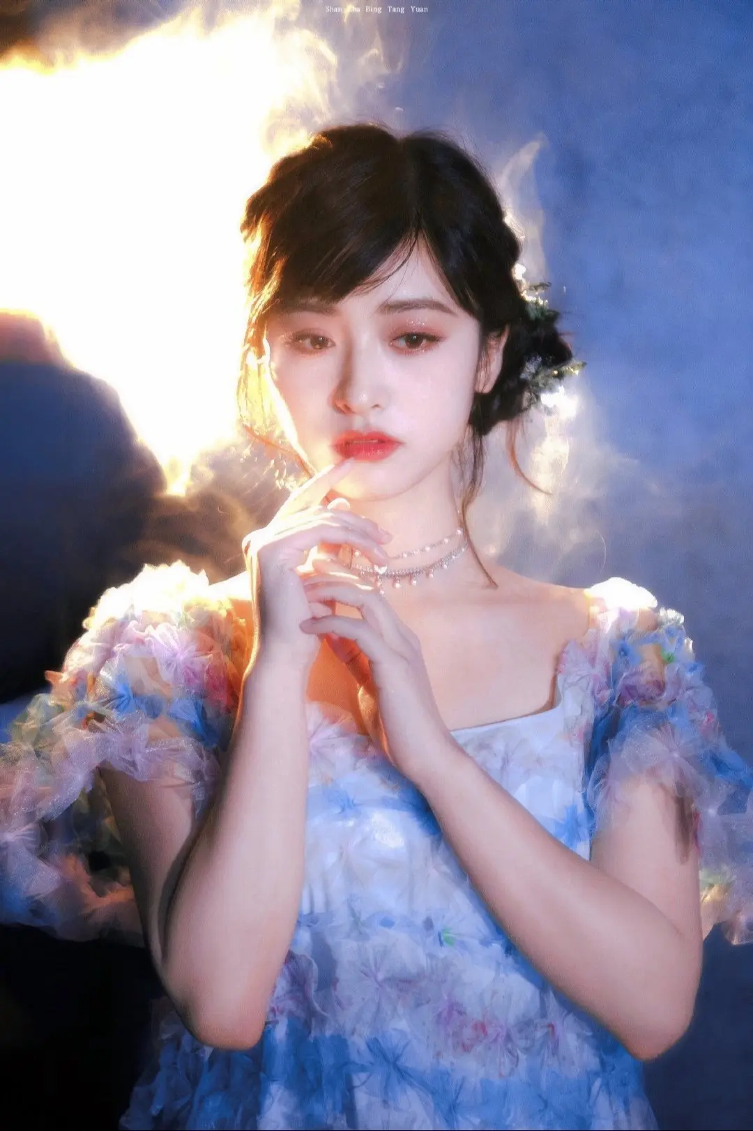 沈月。