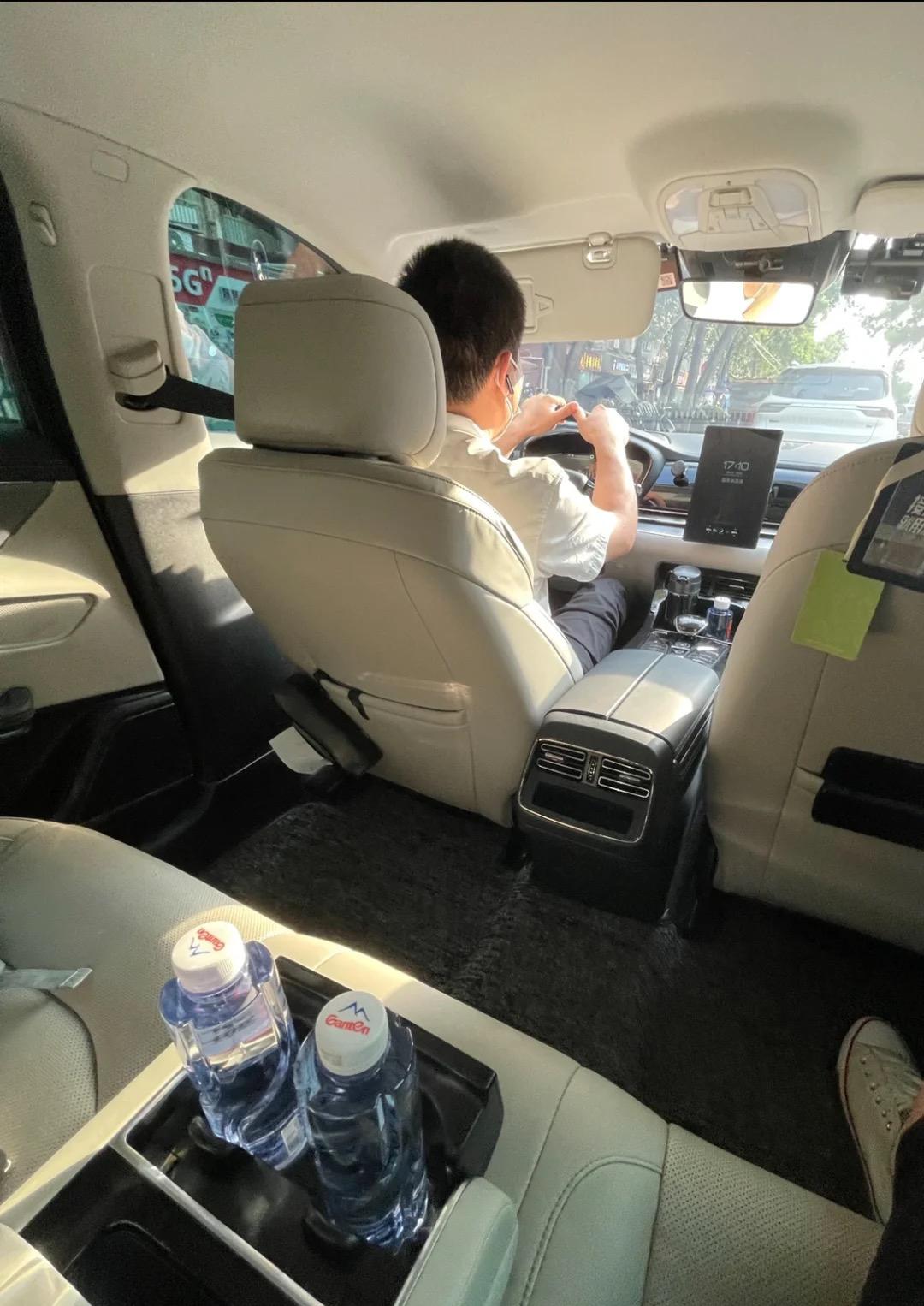 弟弟去年失业，一直没有找到合适的工作，刷到“保底过万”的广告，脑子一热拿10大几