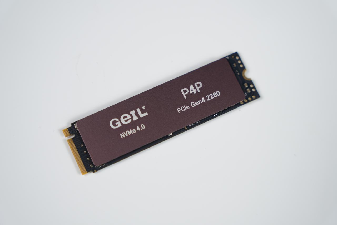 搞了2根金邦的2TB SSD，组了台全闪存NAS

◆金邦这款SSD据说是长江存