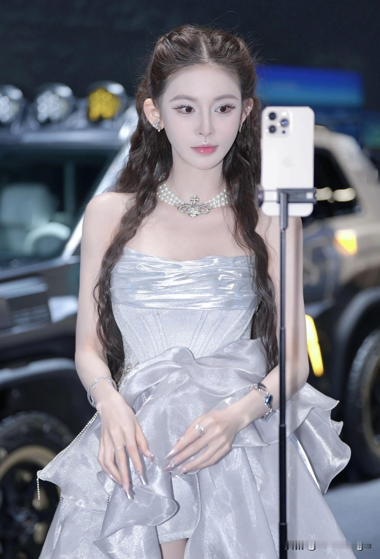 梦幻银光礼服，优雅气质女神