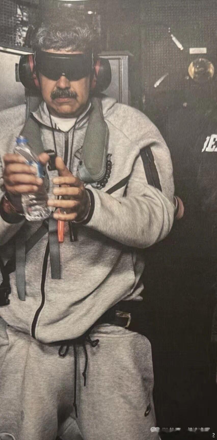 马杜罗被俄罗斯鼹鼠出卖，手捏扁饮料瓶，穿着脏兮兮的便服，被戴上手铐，以支持贩毒的