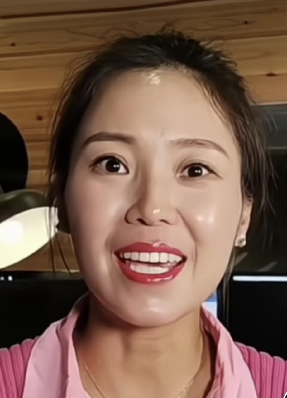 云朵这牙哪做的，跟工地农民工大爷那假牙有一拼，白了个白，齐了个齐，大了个大，主打