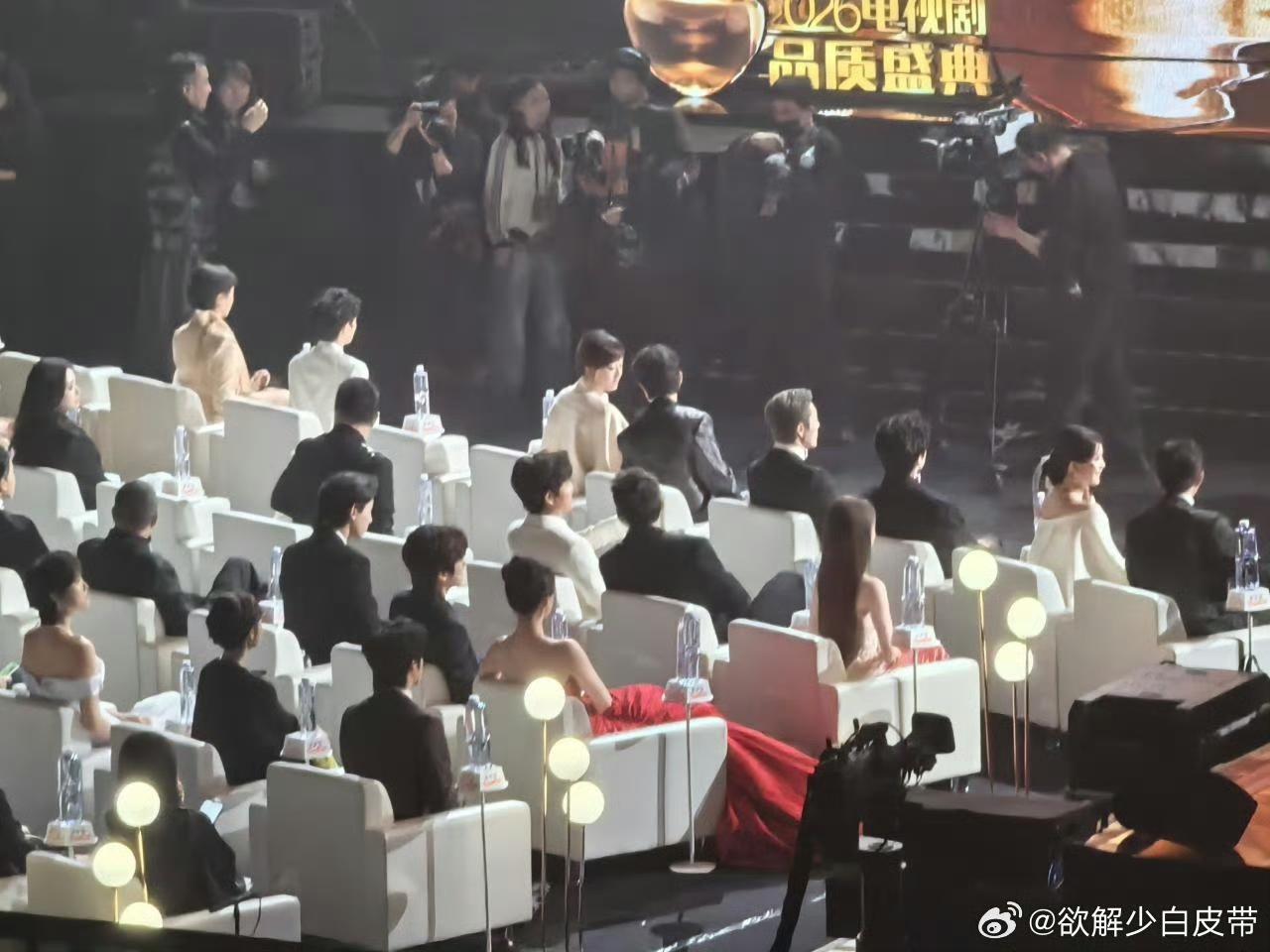 今天东方卫视盛典单人单坐，肖战跟娘娘孙俪坐一起，两人聊什么呢？是跟郑晓龙合作的感