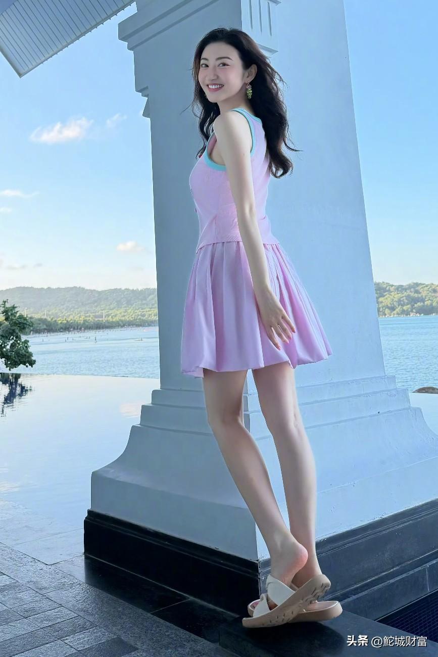 一个是西域俏佳人，一个是长安富贵花，都是顶尖美女，可惜情路多坎坷。