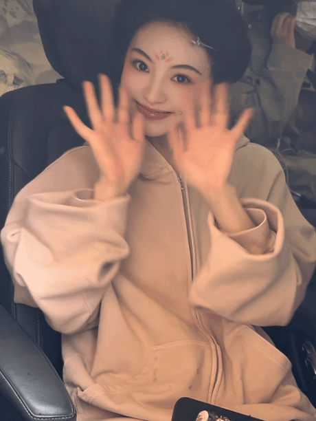 田曦薇的笑容总是看起来很恐怖，有一种皮笑肉不笑的感觉 ​​​