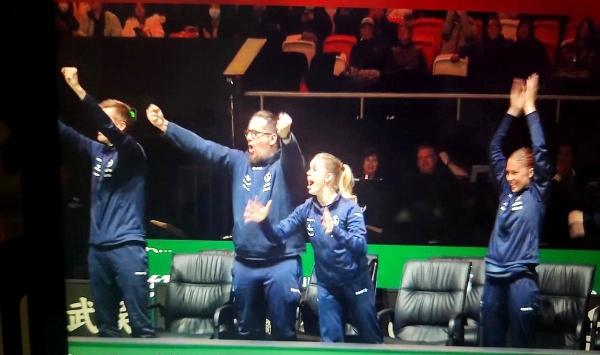 打了快三小时。
球台像条被揉搓的毛巾。
德国8:5赢了。
邱党和安东你来我往，像