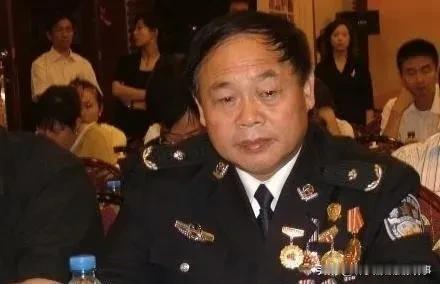 1998年，河南个体户张黎强站在围观的村民中间，盯着自己刚刚购置的桑塔纳轿车，脸