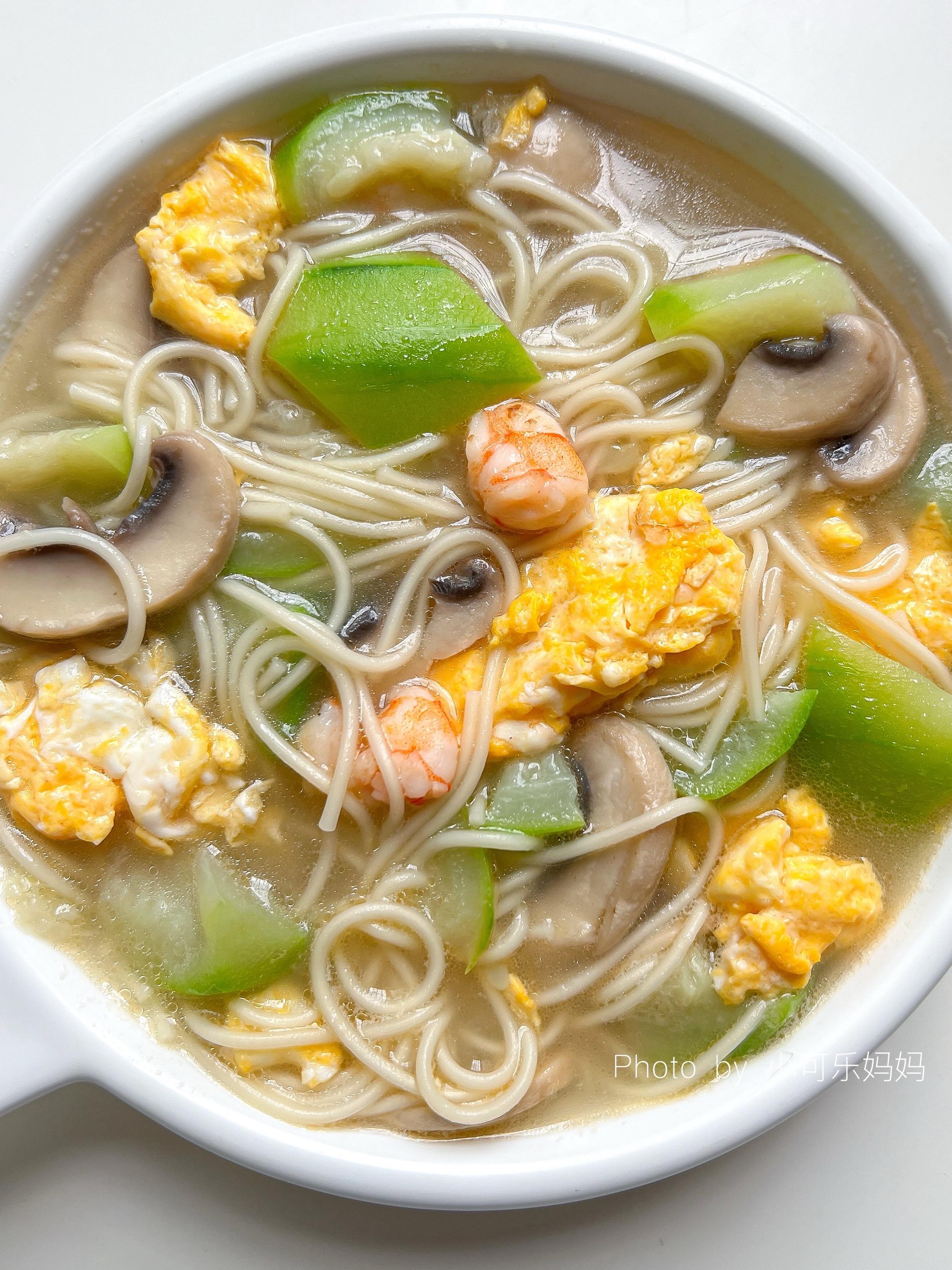 面条这样做鲜到掉眉🍜丝瓜三鲜面 敲好吃。今天给大家分享一款我家娃特别...