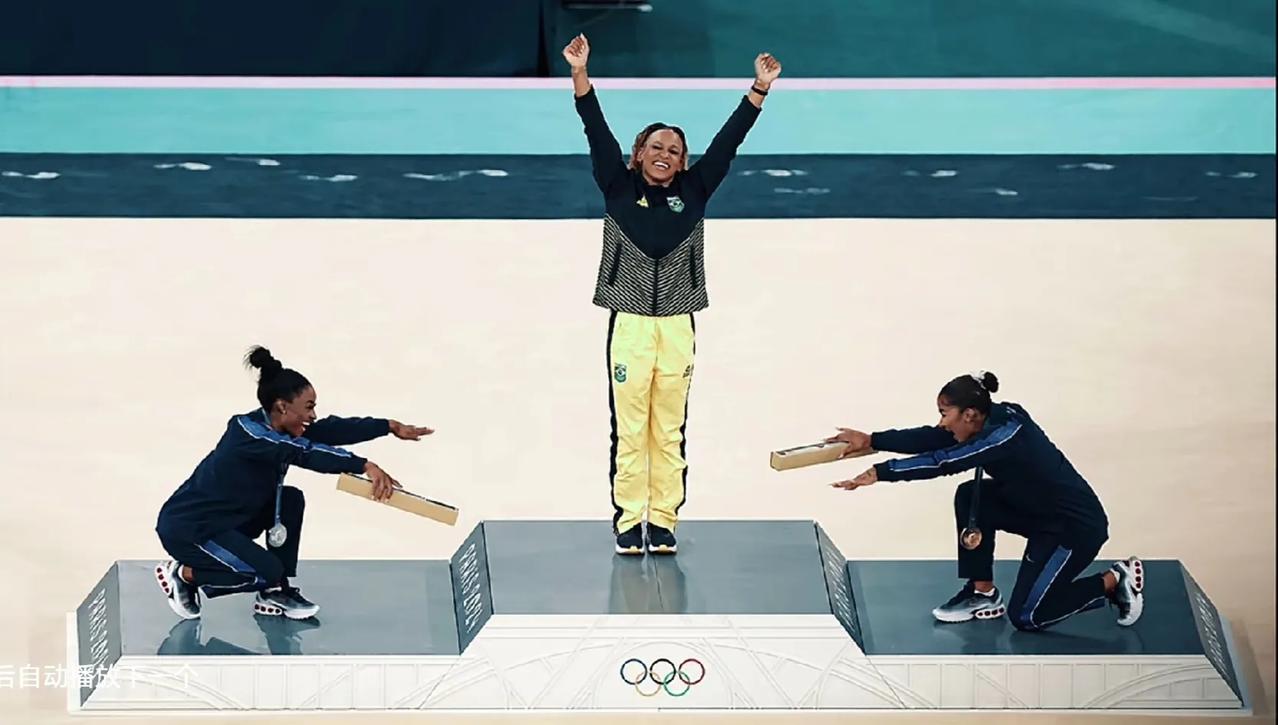 这一幕将成为奥运会历史的永恒经典镜头，体操女王拜尔斯失误遗憾夺银，而巴西新王安德