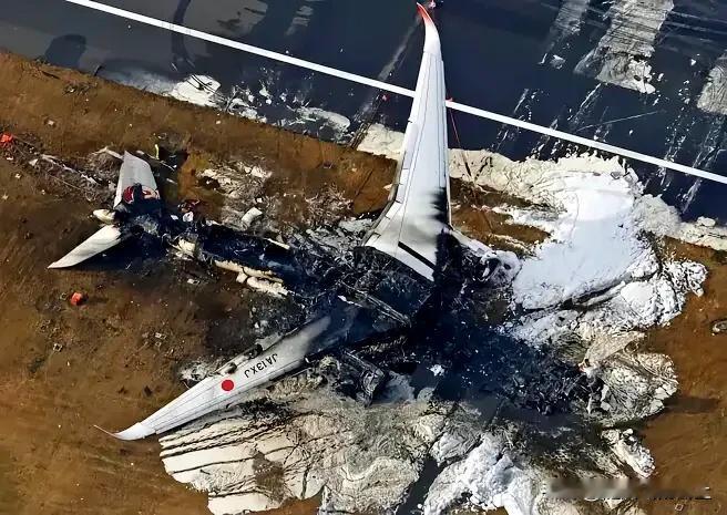 不守规矩的日本海岸警卫队造成了东京羽田机场的空难事件，而守规矩的日本乘客创造了堪