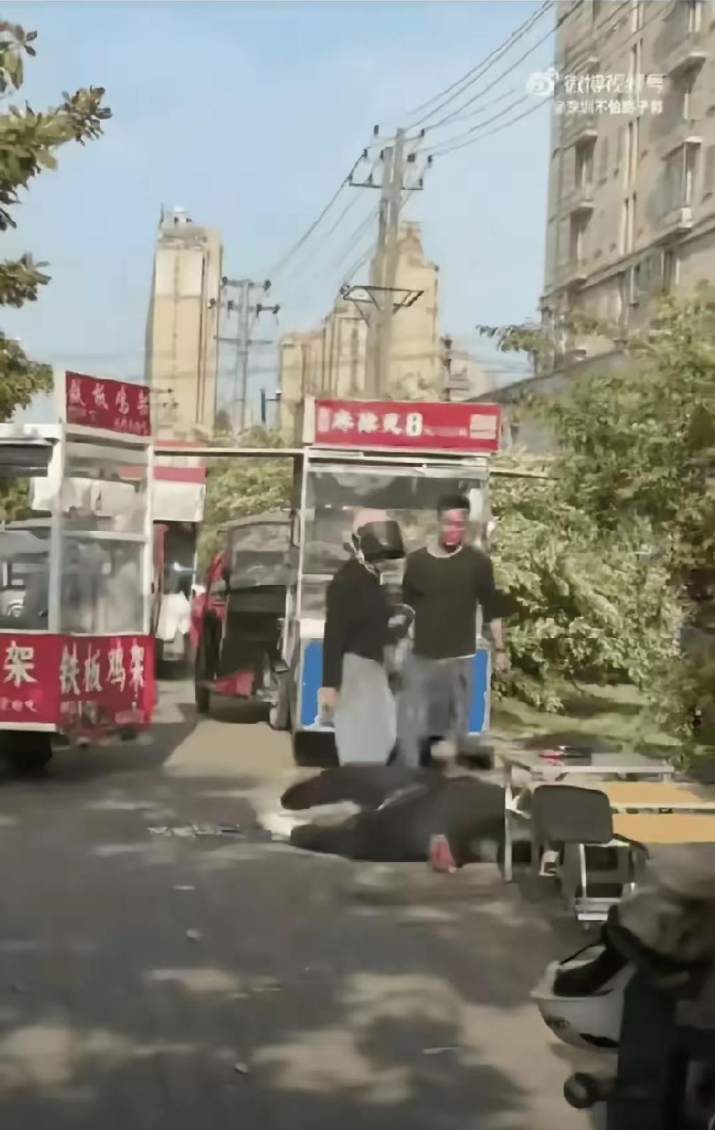 因为吵架，女人当众脱掉内裤套在男人脖子上！[捂脸][捂脸]

街头摊贩间闹矛盾，